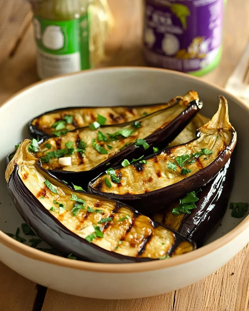 Aubergines Grillées à l’Ail, Ciboulette et Persil : Découvrez cette délicieuse recette facile !